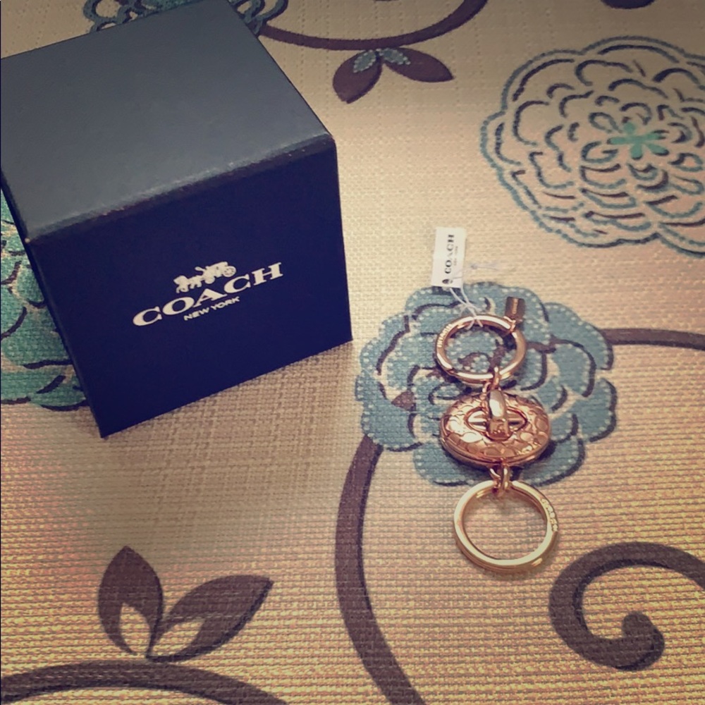 Signature COACH turnlock valet key chain